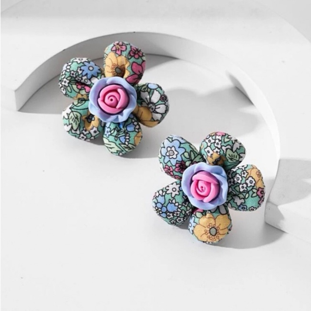 Random Color Flower Stud Earrings
